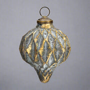 Aranyszínű, csepp alakú, üveg karácsonyfadísz.