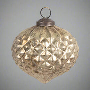 Aranyszínű, csepp alakú, üveg karácsonyfadísz.