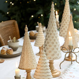 Klasszikus krém-arany karácsonyi dekorfák elegáns asztali kompozícióban