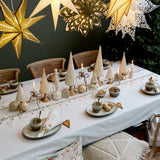 Klasszikus krém-arany karácsonyi dekorfák elegáns asztali kompozícióban