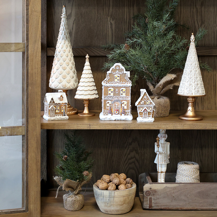 Közelkép az ANTIQUE antik krém dekor fenyő kúp díszített felületéről