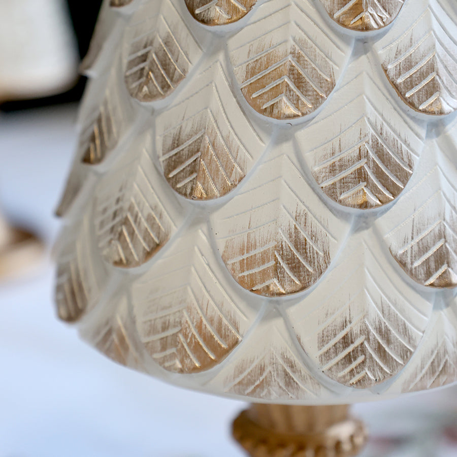 Közelkép az ANTIQUE antik krém dekor fenyő kúp díszített felületéről