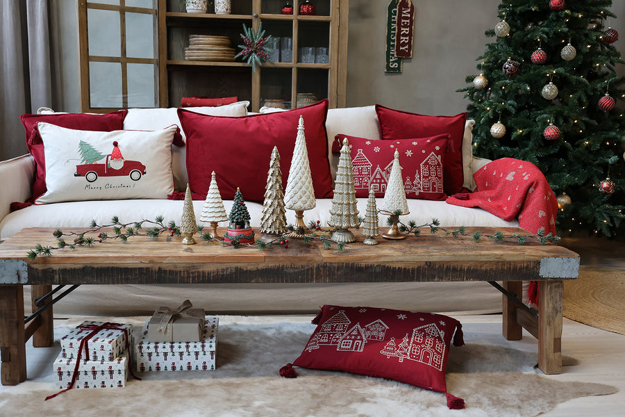 Antik krém és arany karácsonyi díszek rusztikus nappaliban, meleg fényekkel