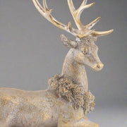 Aranyszínű, karácsonyi szarvas figura.