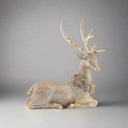 Aranyszínű, karácsonyi szarvas figura.