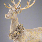 Aranyszínű, karácsonyi szarvas figura.