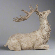 Antikolt felületű, bézs színű, karácsonyi szarvas figura.