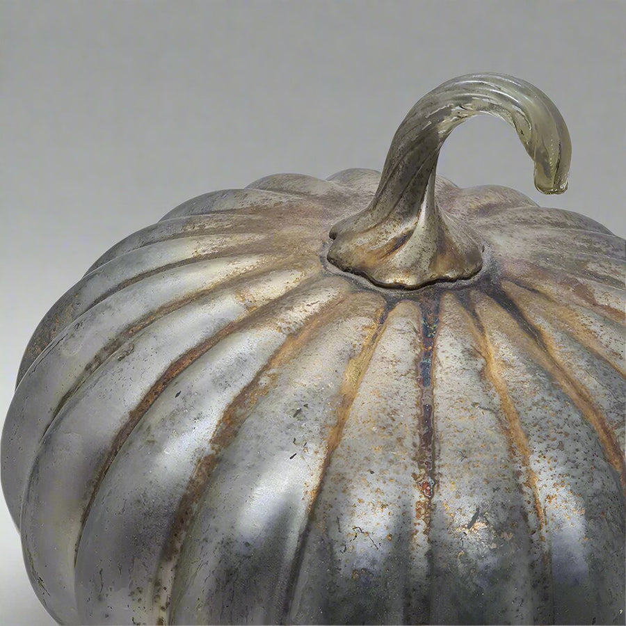 Ezüstszínű, üvegből készült dísztök dekoráció.