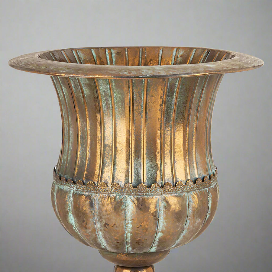 Antique Metals kaspó részletgazdag díszítéssel és patinázott rézszínű felülettel, klasszikus urnás forma közelről.