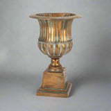 Antique Metals klasszikus stílusú, antik rézszínű fém kaspó teljes magasságban, patinázott felülettel és díszes talapzattal.