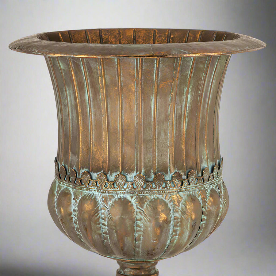 Antique Metals kaspó részletgazdag díszítéssel és patinázott rézszínű felülettel, klasszikus urnás forma közelről.