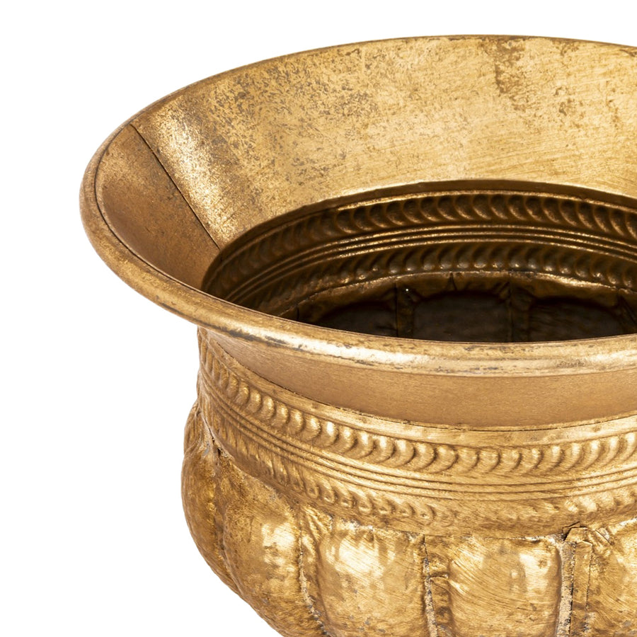 Antique Metals kaspó díszített peremének és struktúrált felületének részlete, antik aranyszínű, patinázott fém kivitel közelről.