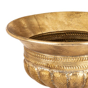 Antique Metals kaspó díszített peremének és struktúrált felületének részlete, antik aranyszínű, patinázott fém kivitel közelről.