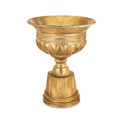 Antique Metals antik aranyszínű fém kaspó 46 cm magassággal, klasszikus talapzattal és díszített urnás formával, beltéri dekorációhoz.