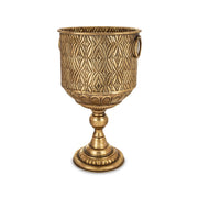 Antique Metals antik aranyszínű fém kaspó klasszikus talapzattal és geometrikus dombormintázattal, 52 cm magas dekoratív beltéri edény.