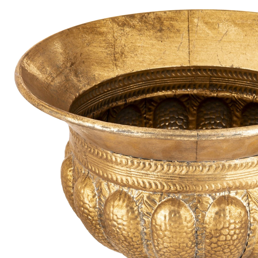 Antique Metals kaspó díszített peremének és struktúrált felületének részlete, antik aranyszínű, patinázott fém kivitel közelről.