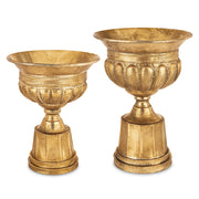 Két Antique Metals kaspó különböző méretben, antik aranyszínű, díszített fém felülettel és klasszikus urnás formával, beltéri dekorációhoz.