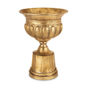 Antique Metals antik aranyszínű fém kaspó 57,5 cm magassággal, klasszikus talapzattal és díszített urnás formával, beltéri dekorációhoz.