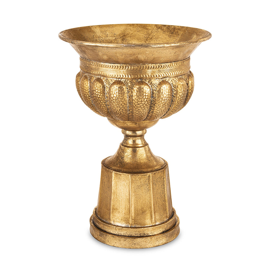 Antique Metals antik aranyszínű fém kaspó 57,5 cm magassággal, klasszikus talapzattal és díszített urnás formával, beltéri dekorációhoz.