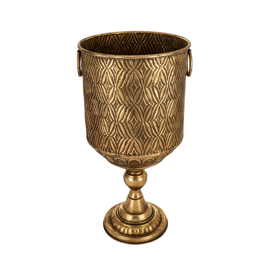 Antique Metals aranyszínű fém kaspó döntött nézetből, gazdagon mintázott felülettel és klasszikus talpas kialakítással, 58,5 cm magas.
