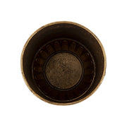 Antique Metals fém kaspó belső nézete felülről, patinázott aranyszínű felülettel és díszített belső peremmel.