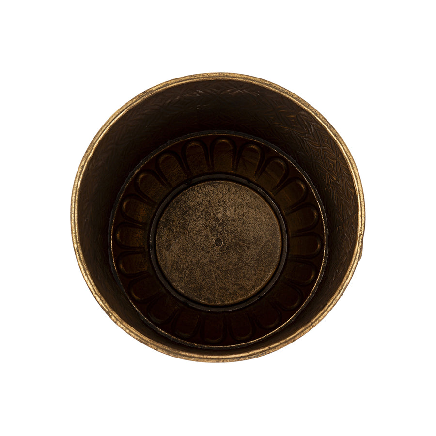 Antique Metals fém kaspó belső nézete felülről, patinázott aranyszínű felülettel és díszített belső peremmel.