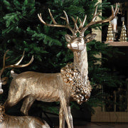 Aranyszínű, karácsonyi szarvas figura.