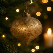 Ezüst-rozsda patinás, metszett mintás Antique üvegdísz fenyőágon, gyertyafényes karácsonyi háttérrel