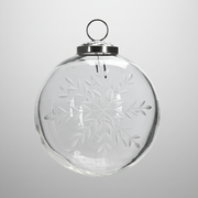 Áttetsző, 10 cm-es üveggömb karácsonyfadísz finoman maratott hópehely mintákkal, ezüst akasztóval.