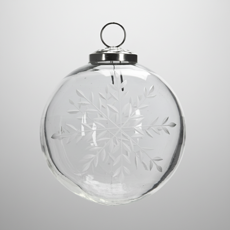 Áttetsző, 10 cm-es üveggömb karácsonyfadísz finoman maratott hópehely mintákkal, ezüst akasztóval.