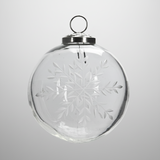 Áttetsző, 10 cm-es üveggömb karácsonyfadísz finoman maratott hópehely mintákkal, ezüst akasztóval.