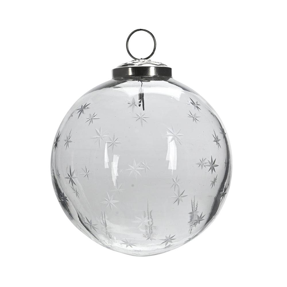 Áttetsző, 10 cm-es üveggömb karácsonyfadísz finoman maratott hópehely mintákkal, ezüst akasztóval.