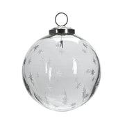 Áttetsző, 10 cm-es üveggömb karácsonyfadísz finoman maratott hópehely mintákkal, ezüst akasztóval.