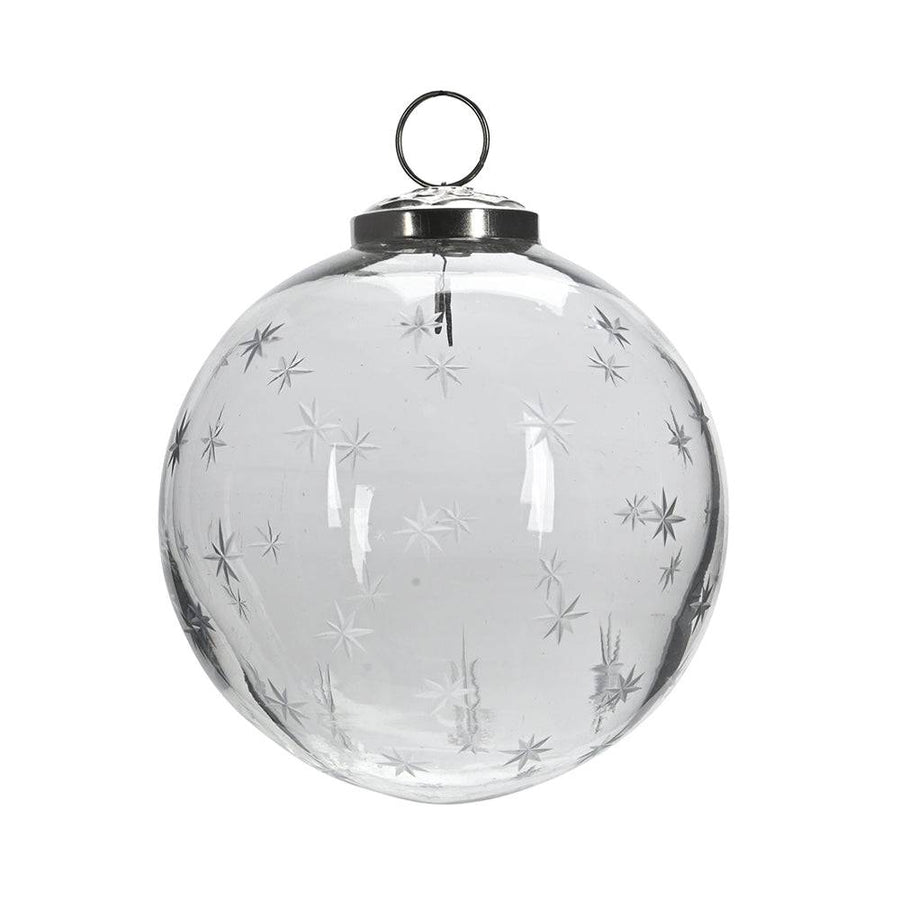 Áttetsző, 10 cm-es üveggömb karácsonyfadísz finoman maratott hópehely mintákkal, ezüst akasztóval.