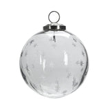 Áttetsző, 10 cm-es üveggömb karácsonyfadísz finoman maratott hópehely mintákkal, ezüst akasztóval.