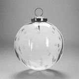 Áttetsző, 10 cm-es üveggömb karácsonyfadísz finoman maratott hópehely mintákkal, ezüst akasztóval.