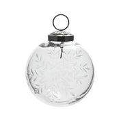 Áttetsző, 8 cm-es üveggömb karácsonyfadísz finoman maratott hópehely mintákkal, ezüst akasztóval.