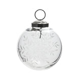 Áttetsző, 8 cm-es üveggömb karácsonyfadísz finoman maratott hópehely mintákkal, ezüst akasztóval.