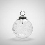 Áttetsző, 8 cm-es üveggömb karácsonyfadísz finoman maratott hópehely mintákkal, ezüst akasztóval.