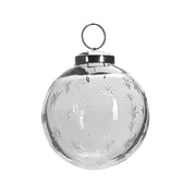 Áttetsző, 8 cm-es üveggömb karácsonyfadísz finoman maratott hópehely mintákkal, ezüst akasztóval.