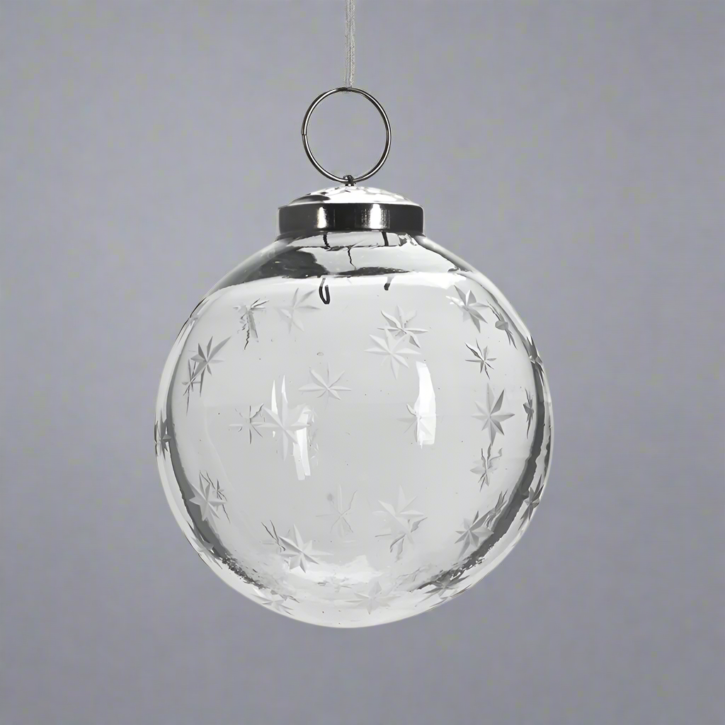 Áttetsző, 8 cm-es üveggömb karácsonyfadísz finoman maratott hópehely mintákkal, ezüst akasztóval.