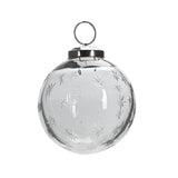 Áttetsző, 8 cm-es üveggömb karácsonyfadísz finoman maratott hópehely mintákkal, ezüst akasztóval.