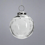 Áttetsző, 8 cm-es üveggömb karácsonyfadísz finoman maratott hópehely mintákkal, ezüst akasztóval.