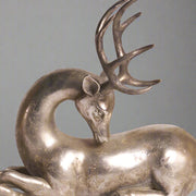 Antikolt felületű, ezüstszínű karácsonyi szarvas figura.