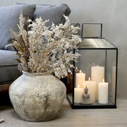 Antik krémszínű Chic Antique váza szárazvirág kompozícióval, szürke kanapé mellett.