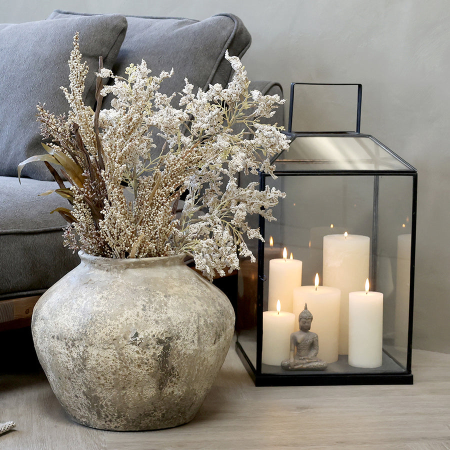 Antik krémszínű Chic Antique váza szárazvirág kompozícióval, szürke kanapé mellett.