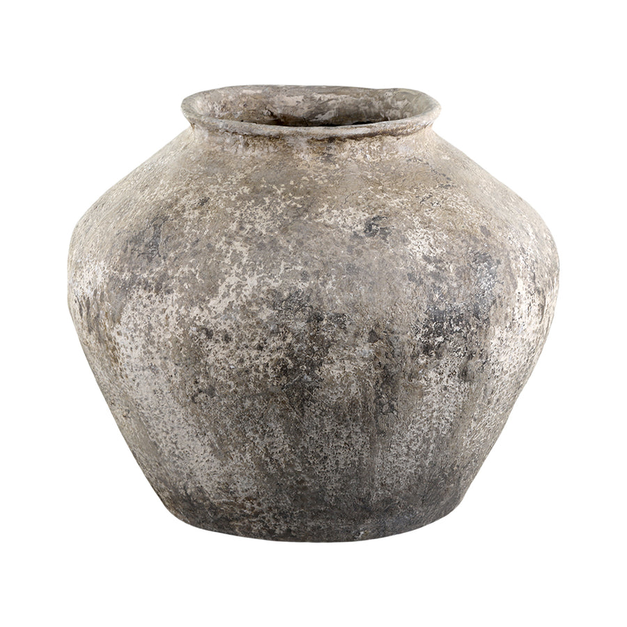 Antik krémszínű, rusztikus váza önálló termékfotón.