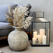 ANTIQUITÉ antik krémszínű váza szárazvirág kompozícióval nappali enteriőrben