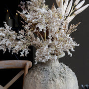 ANTIQUITÉ antik krémszínű váza közelről, szárazvirágokkal díszítve