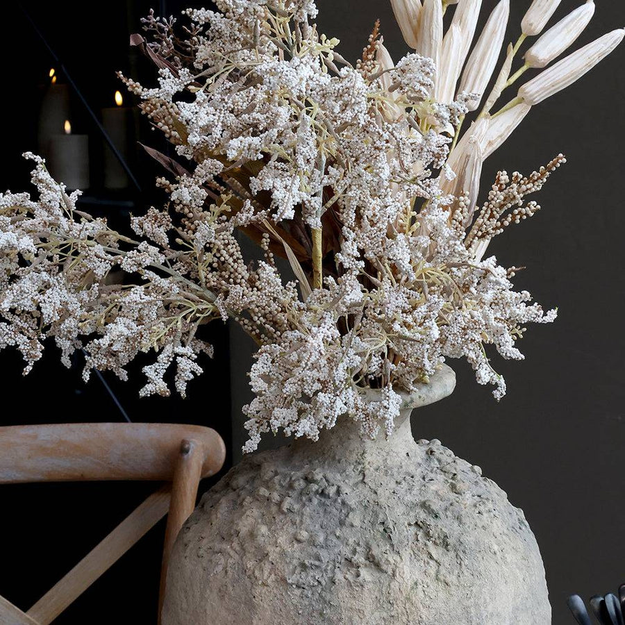 ANTIQUITÉ antik krémszínű váza közelről, szárazvirágokkal díszítve